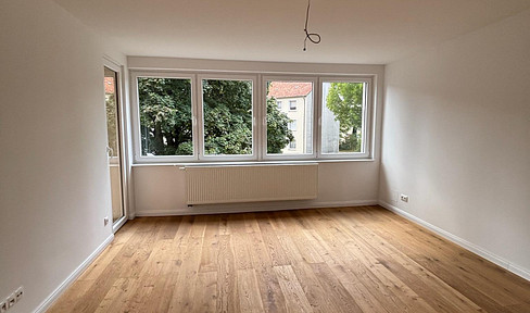 Central, high-quality refurbished apartment with two rooms and new fitted kitchen