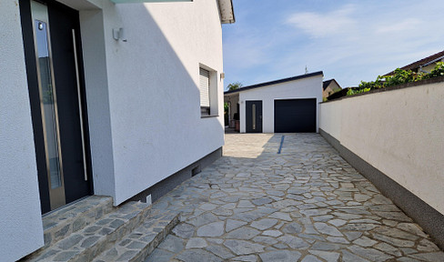 Beautiful semi-detached house with a vacation feeling