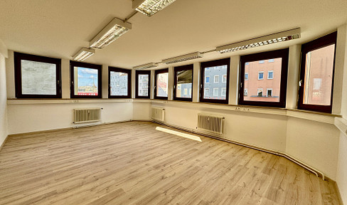 Office practice renovated, approx. 220 m² directly behind Nuremberg main station, commission-free from owner