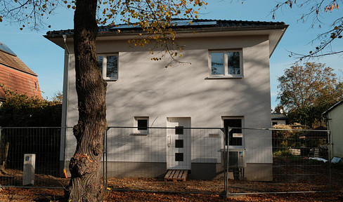 Erstbezug: moderne Stadtvilla mit geh. Innenausstattung und EBK in idyllischer Lage