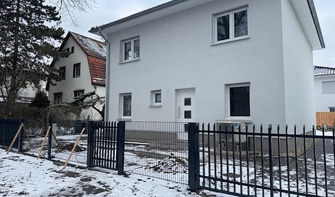 Erstbezug: moderne Stadtvilla mit geh. Innenausstattung und EBK in idyllischer Lage