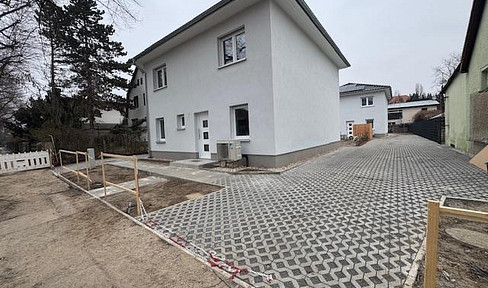 First occupancy: modern city villa with geh. interior and EBK in idyllic location