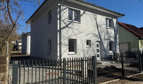 First occupancy: modern city villa with geh. interior and EBK in idyllic location