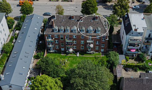 Boho-Refugium, renoviert und mit neuer EBK – Dachgeschosswohnung im hanseatischen Stil