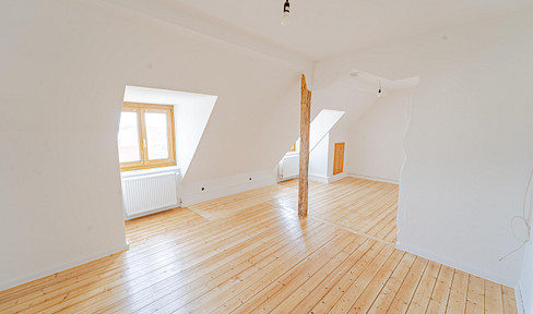 Lübeck lifestyle à la française - large old building with soul and new fitted kitchen