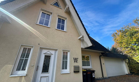 Detached family home with double garage in a quiet location