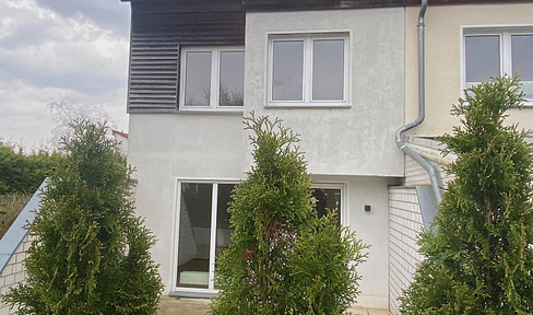 Available without any fees or commissions - bright and quiet semi-detached house - close to the forest and Müggelsee lake.