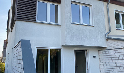 Immediately available - bright, family-friendly semi-detached house, located near water and forest.