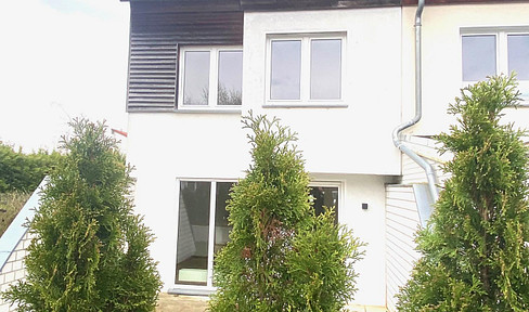 Available without any fees or commissions - bright and quiet semi-detached house - close to the forest and Müggelsee lake.