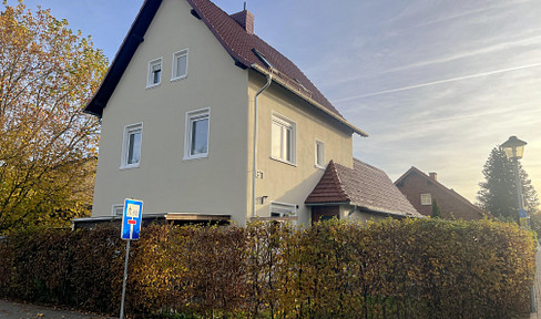 Freistehendes gepflegtes 2FH, mit Garten & Garagen in ruhiger grüner und top angebundener Lage