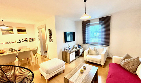 Classic old building apartment in a central location, bright and quiet