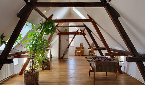 Courtyard with plenty of space, lots of privacy & unique flair