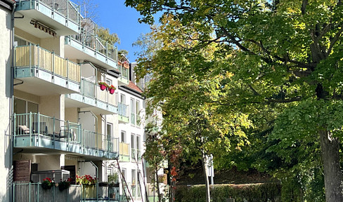 Erstbezug nach umfangreicher Modernisierung - Schicke 2R-Wohnung mit Balkon und EBK