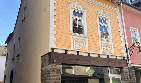 Großes, renovierungsbedürftiges Haus in Fußgängerzone, 3 Etagen, 3 Wohnungen möglich