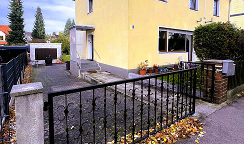 Freistehendes Zweifamilienhaus inkl. 2 Einzelgaragen in Augsburg-Bärenkeller