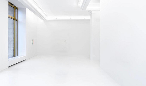 Excellent retail/exhibition space with a large storefront on Karl-Marx-Allee.
