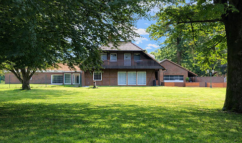 Estate property / Country house with 600 m² of indoor space – Living and working in Westerstede.