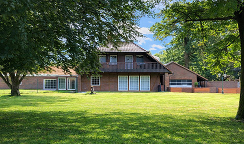 Estate property / Country house with 600 m² of indoor space – Living and working in Westerstede.