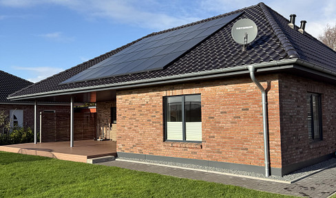 Modern bungalow in a quiet village location with far-reaching views, tranquillity & proximity to the North Sea