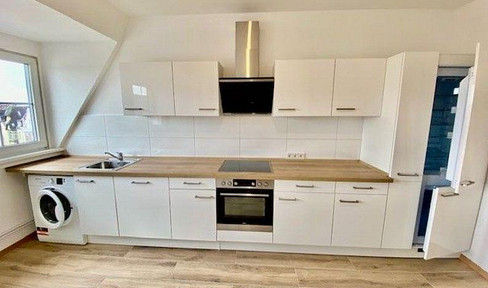 Nice, bright room in a great 5-person shared flat - central location, 3 min. to public transport