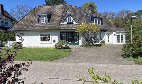 Detached, architect-designed house with a separate apartment.