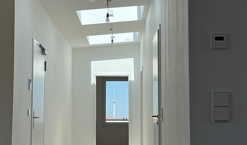 Erstbezug Schillerkiez: Lichtdurchflutet, große Holzterrasse und Fernsehturm-Blick