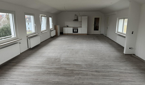 First occupancy after refurbishment - 4.5-room apartment with balcony, garden area, 2 parking spaces