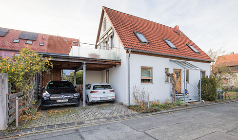 Well-maintained architect-designed detached house with 3 children's bedrooms – located in a quiet, green area in Nuremberg-Worzeldorf.