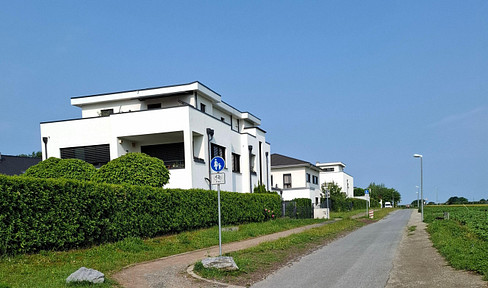 Large modern maisonette with surrounding roof terrace and 2 balconies