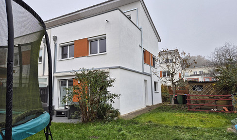 From private owner: Semi-detached house in mint condition with air conditioning in a family-friendly residential street