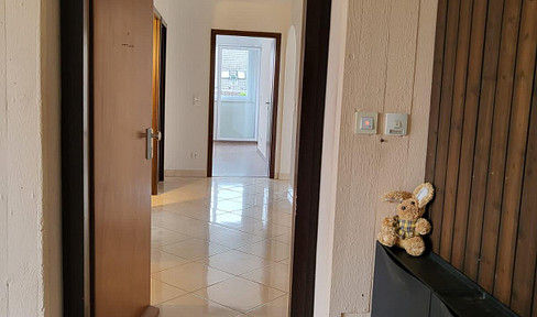 Very well-kept 3-room apartment with balcony, fitted kitchen and parking space