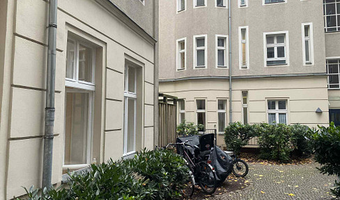 Completely renovated old ground floor apartment with 2.5 rooms (2 bedrooms + kitchen/living room)