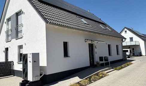 DG-ETW (apartment) in a practically new 2-family house, Schnaittach. First occupancy in November 2023, including a share of the garden and much more.