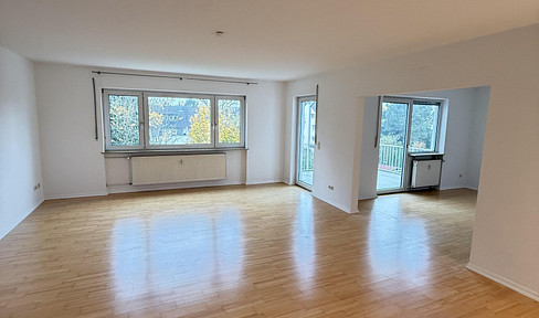 Bright 4-room condominium with balcony, fitted kitchen & parking space in Frankfurt-Bergen-Enkheim