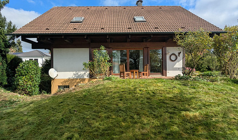 Bright detached house with large garden