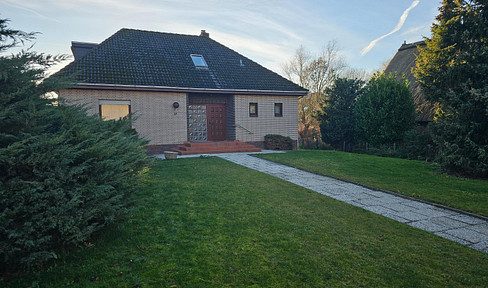 Free of commission: EFH/ZFH close to the Baltic Sea with 212 m2, 1,347 m2 private plot & 4 garages