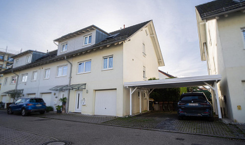Family-friendly end terraced house with garage and carport - centrally located