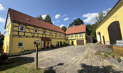 Top maintained three-sided courtyard