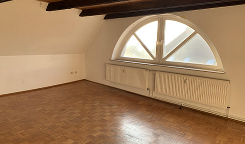 Renovierte große 3 Zimmer Dachgeschosswohnung in Schönberg ab sofort zu vermieten