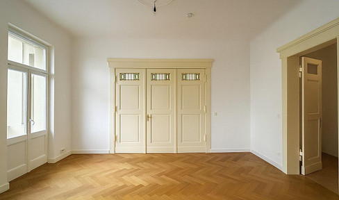 Freshly renovated: Light-flooded 5-room apartment in the Paulusviertel