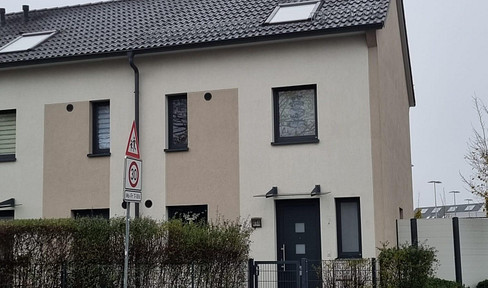 Modern terraced house with 2 garages, kitchen, garden