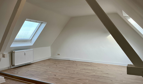 Bright 3-room attic apartment - freshly renovated - available immediately!