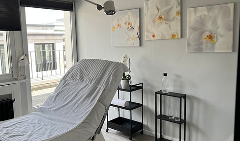 Treatment room for aesthetics, permanent makeup, cosmetics, etc. Bright treatment room in the city center.