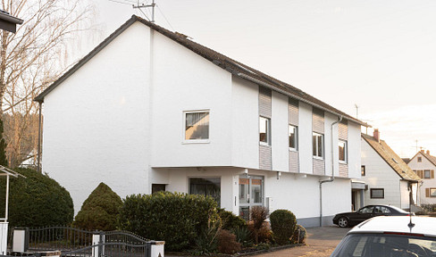 *Commission-free* residential and commercial building with 3 units, ideal for personal use and rental.