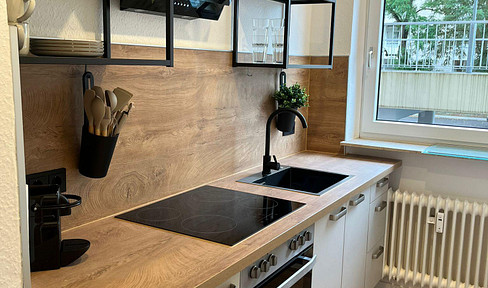 Möblierte 2-Zimmer-Wohnung mit Balkon, Einbauküche & TG-Stellplatz in Frankfurt-Ostend, mit RNG!