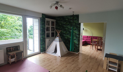 Lichtdurchflutete und ruhiggelegene Wohnung mit zwei Balkonen