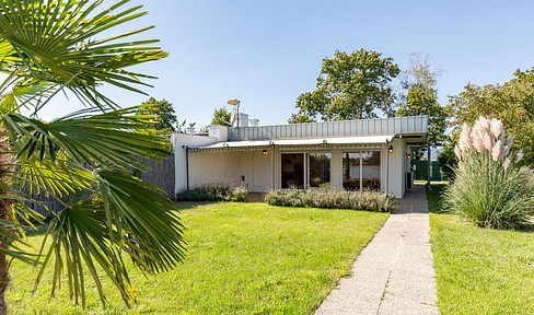 Dream home with exclusive lake access