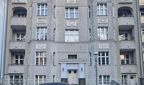 Ruhige 2-Zimmer-Altbauwohnung mit neuer Terrasse und grünem Innenhof