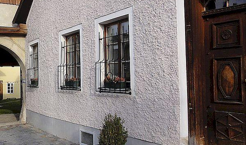 House with apartment, garden and business premises in the center of Melk