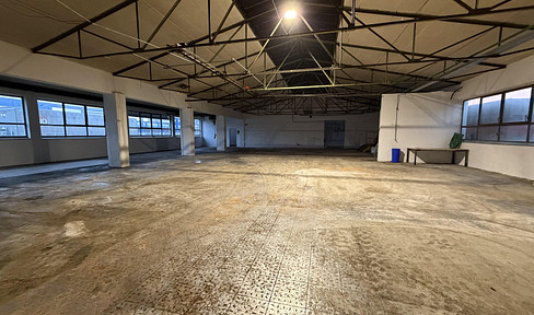 After refurbishment: Flexible commercial hall with heated WC facilities and foreman's office